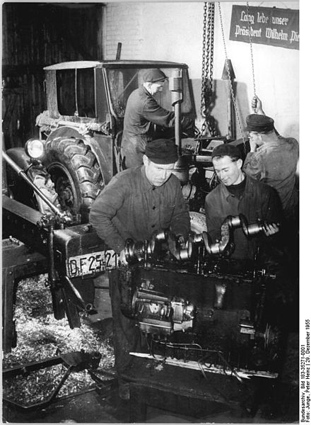 440px-Bundesarchiv_Bild_183-35271-0001,_Wittstock,_Reparatur_eines_Motors.jpg